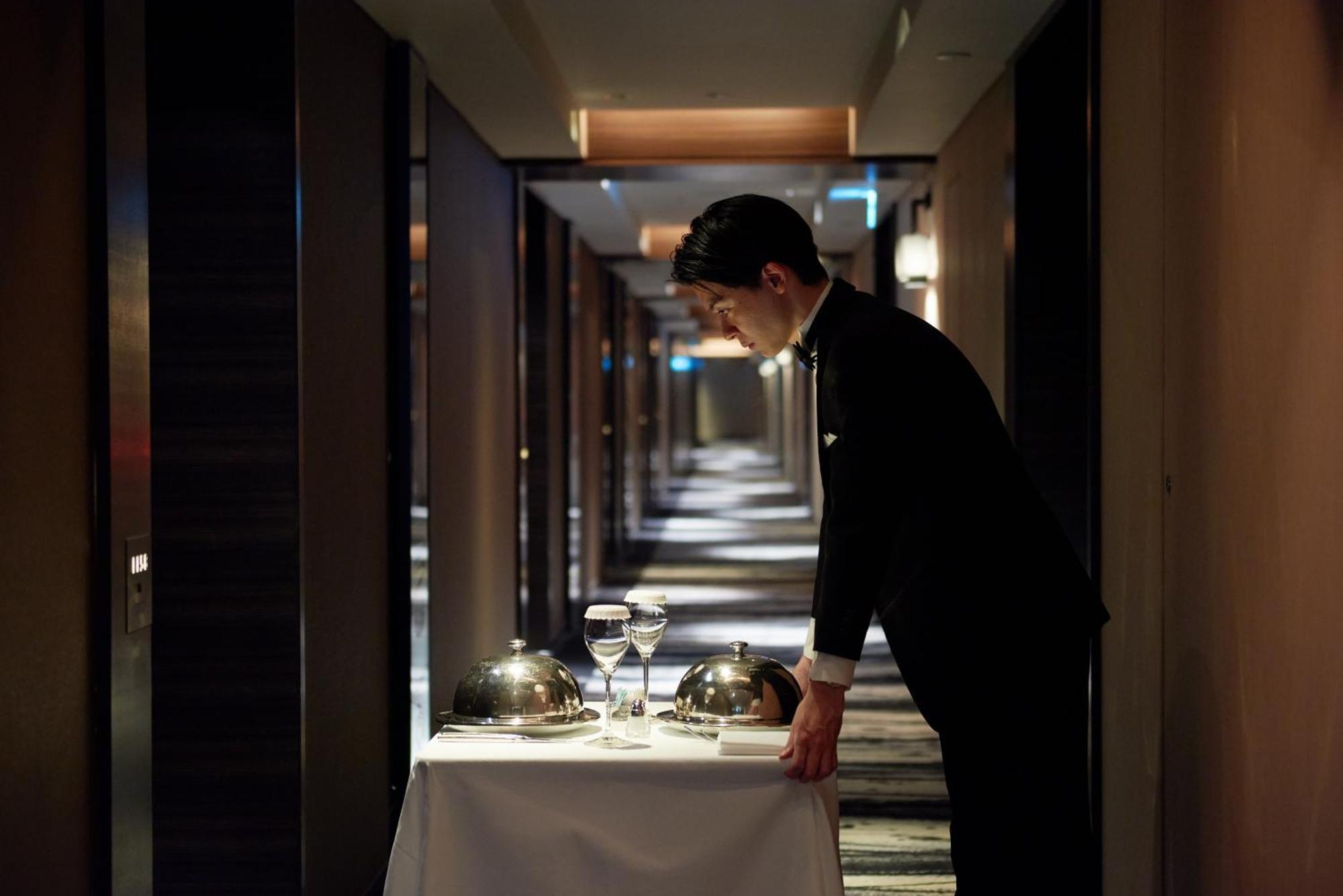 Hotel New Otani Tokyo The Main Esterno foto A room service attendant at the Mandarin Oriental, Tokyo