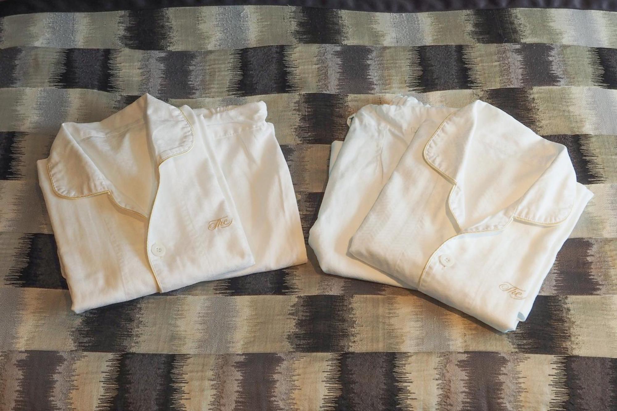 Hotel New Otani Tokyo The Main Esterno foto Two folded shirts
