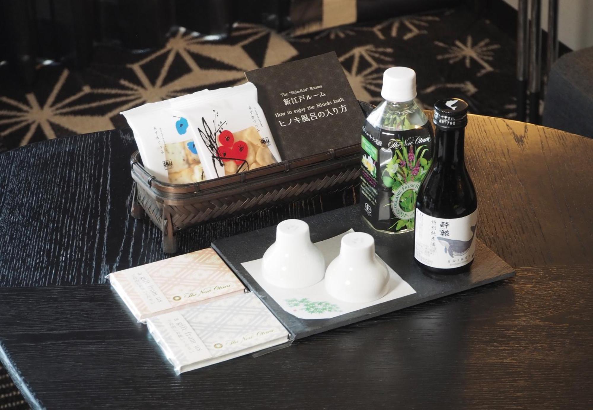 Hotel New Otani Tokyo The Main Esterno foto A set of condiments at a restaurant