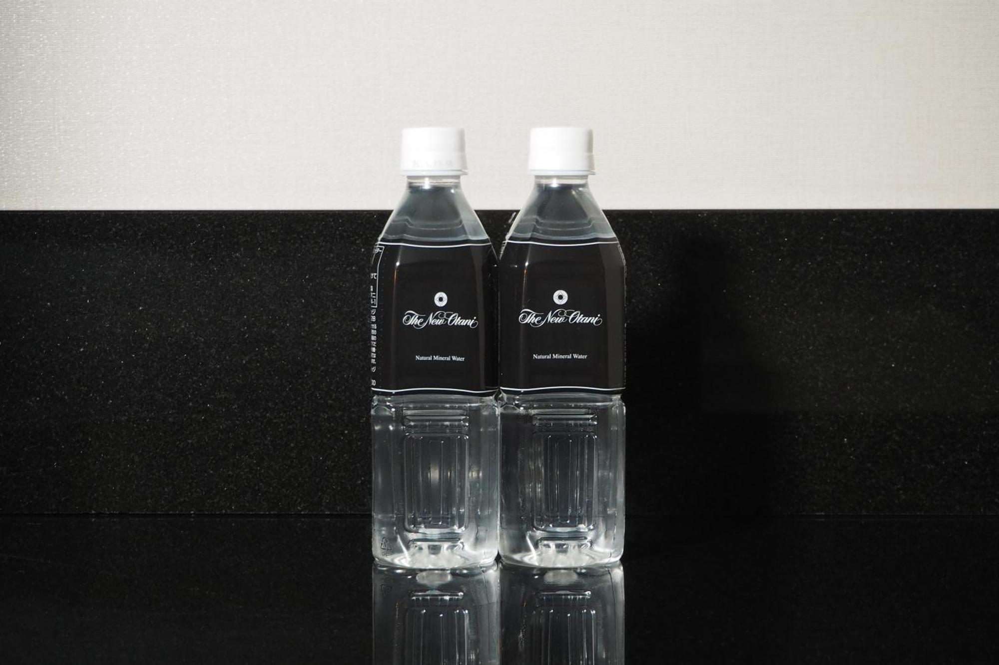 Hotel New Otani Tokyo The Main Esterno foto Bottled water