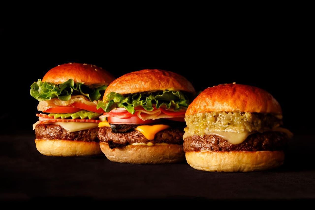 Hotel New Otani Tokyo The Main Esterno foto A selection of burgers from the Burger Kitchen