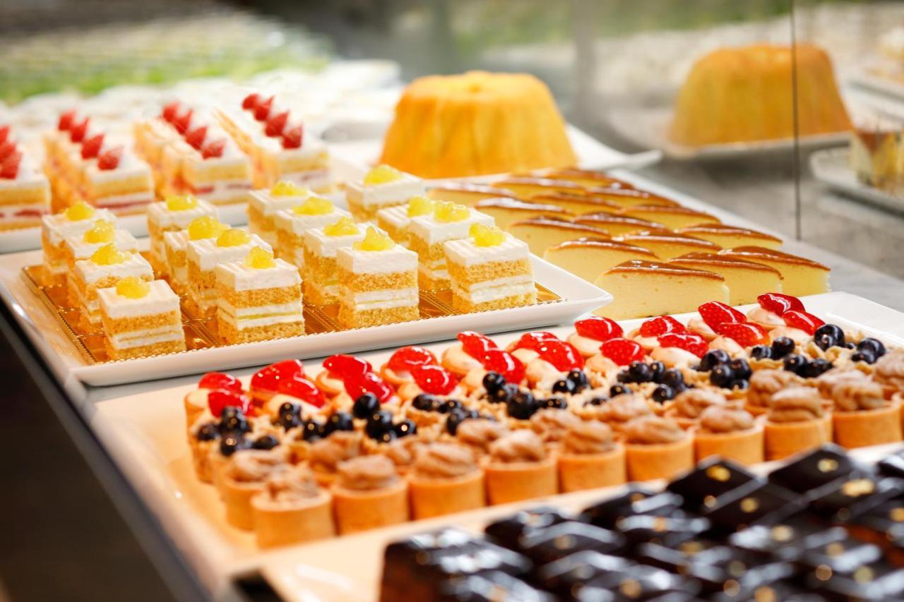 Hotel New Otani Tokyo The Main Esterno foto A display of petit fours